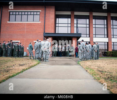 Mitglieder der 149 der Air National Guard Fighter Wing gesammelt zu hören Oberstleutnant Edward Francis, der 149 Operationen Gruppe zugewiesen wurde, ein Luft-zu-Luft Ändern des Befehls Zeremonie aus der 149 OG Gebäude am Joint Base San Antonio-Lackland Jan. 19, 2018 amtieren. Mitglieder konnten durch die Sound System hören im Moment Oberstleutnant Matthew Jensen, 182 Fighter Squadron Commander, Befehl aufgegeben zu anderen Gunfighter und F-16 Pilot, Oberstleutnant Adam Turner. (Air National Guard Stockfoto