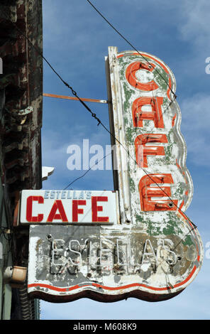 Die verblichenen Leuchtreklame für Estella's Cafe in der Route 66 Stadt Las Vegas, New Mexiko hängt. Stockfoto