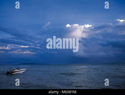 Gewitterwolke über dem Meer, Motorboot Stockfoto