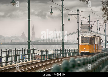 Straßenbahn Route entlang Budapest riverfront Stockfoto