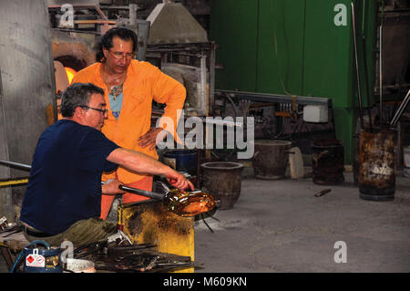 Murano, Italien - Mai 08, 2013. Ansicht der Glasbläserei Murano Handwerker arbeiten in einer Werkstatt, einem netten kleinen Stadt auf Inseln in der Nähe von Venedig. Stockfoto