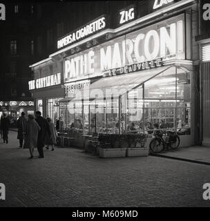 1950er Jahre, historische Bild von Paris am Abend außerhalb Cafe Le Deauville, 75 Avenue des Champs Elysees, mit der Leuchtreklame Licht - um es mit den berühmten Markennamen von Pathe und Marconi. Stockfoto