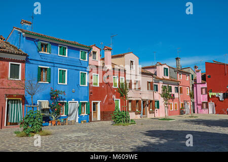 Burano, Italien - Mai 08, 2013. Überblick über die bunten Reihenhäuser auf sonnigen Tag in Burano, eine liebenswürdige kleine Stadt voll von Kanälen, in der Nähe von Venedig. Stockfoto