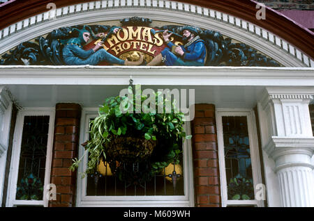 Vereinigtes Königreich, England, Yorkshire, York, Museum Straße, Thomas' Hotel, geschnitzt, bemalt Holz- pub Schild über Fenster in 1990 s Stockfoto