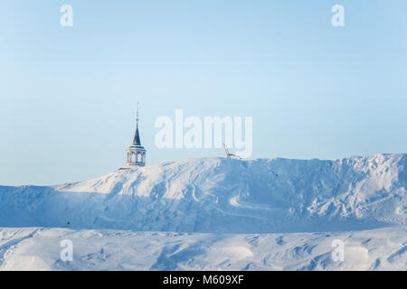 Einen schönen Turm von Roros Kirche in Mittelnorwegen. Weltkulturerbe. Winter Stadt Landschaft. Stockfoto