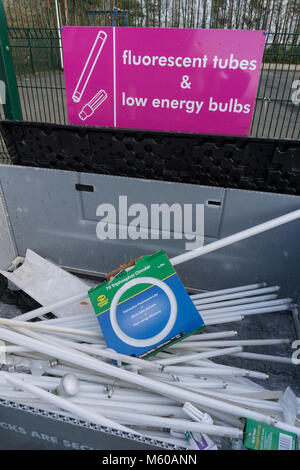 Recycling Leuchtstoffröhren auf kommunaler Gemeinschaft Recycling center Stockfoto