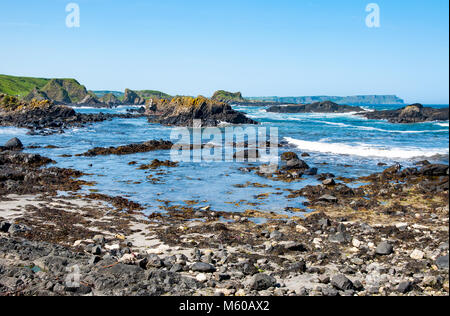 Felsen, Klippen und Atlantische Küste bei ballintoy Harbour, County Antrim, Norther Irland, Großbritannien. Der Platz im Spiel der Throne Stockfoto