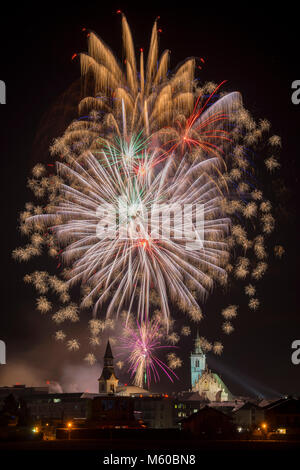 Feuerwerk über der Stadt Schwaz, Tirol, Österreich Stockfoto