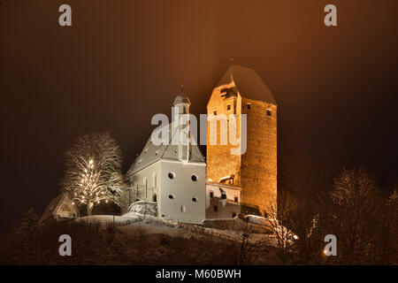 Freundsberg Schloss im Winter. Schwaz, Tirol, Österreich Stockfoto