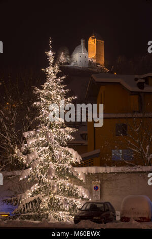 Beleuchtete Weihnachtsbaum mit Freundsberg Schloss im Winter. Schwaz, Tirol, Österreich Stockfoto