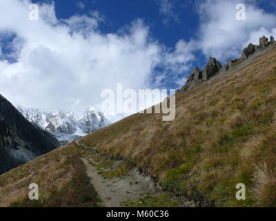 Pfad zum Tilicho See, bis zu den Himalaya in den Wolken Stockfoto