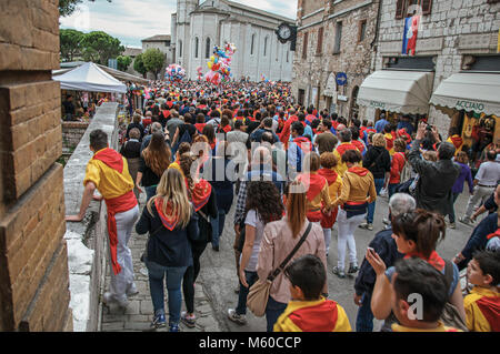 Gubbio, Italien. Bunte Menschenmenge in der "Fest der Ceri", eine traditionelle Veranstaltung der Stadt Gubbio, eine gut erhaltene mittelalterliche Stadt teilnehmen. Stockfoto