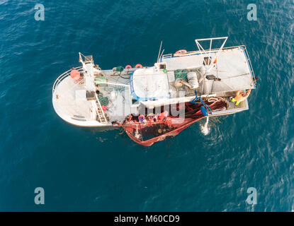 Angeln Boot holen in die Netze. Stockfoto