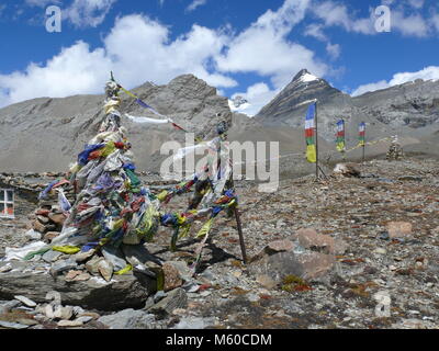 Gebetsfahnen im Himalaya, in den Bergen rund um Tilicho See Stockfoto