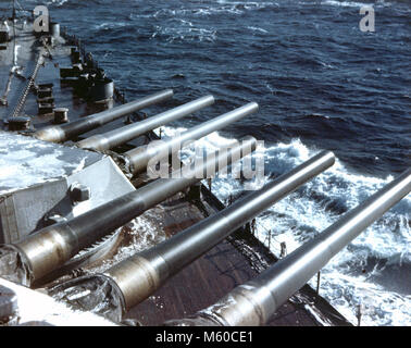 USS Tennessee (BB-60) Die Kanonen der amerikanischen South Dakota class Battleship über 1942 während der britischen Home Fleet. Stockfoto