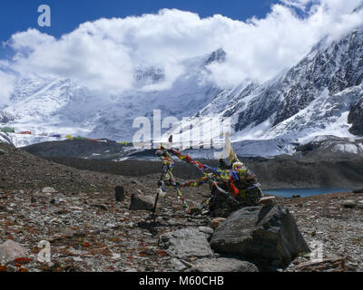 Gebetsfahnen im Himalaya, schönen schneebedeckten Berge um Tilicho See Stockfoto
