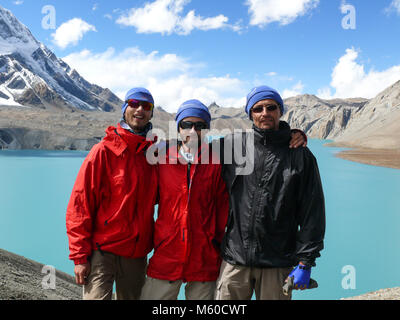 Happy Wanderer und Der Tilicho See, der höchste See für seine Größe in der Welt Stockfoto