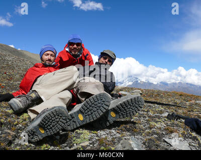 Wanderer entspannen in den Bergen, weg zum Tilicho Lake in Nepal, Annapurna Circuit Stockfoto