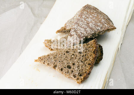 Traditionelle finnische Roggenbrotscheiben auf Holzschindeln Stockfoto