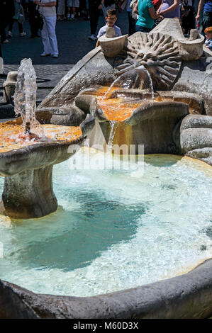 Roma, Italien. In der Nähe von Fontana della Barcaccia, Brunnen gefunden an der Piazza di Spagna in Rom, eine unglaubliche Seite als "Die ewige Stadt" bekannt. Stockfoto