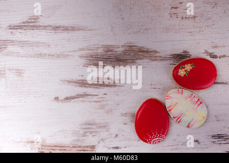 Ostern Lebkuchen Cookies auf Holztisch. Schöne verglaste Eier. Grußkarte. Blick von oben. Kopieren. Stockfoto