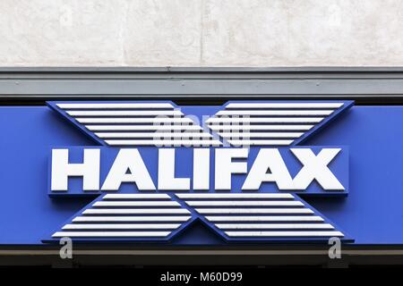 London, Großbritannien, 31. Januar 2018: Halifax Logo auf eine Wand. Halifax ist eine britische Bank, die als Unternehmensbereich Handel der Bank von Schottland Stockfoto