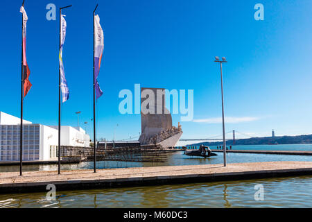 Riverside von Belém in Lissabon in Portugal mit berühmten Entdeckungen Monument im Hintergrund. Stockfoto