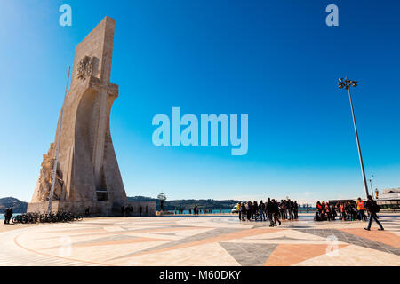 Riverside von Belém in Lissabon in Portugal mit berühmten Entdeckungen Monument im Hintergrund. Stockfoto