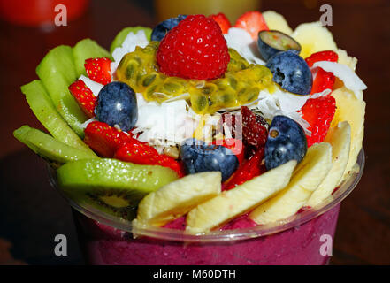 Eine vegane gefroren acai Schüssel mit frischem Obst Stockfoto