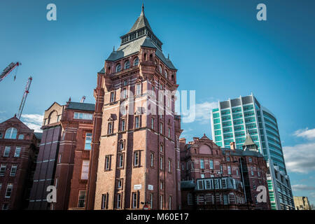 Die imposante Denkmalgeschützte kreuzförmiges Gebäude am University College London Gower Street, London, NW1, UK Stockfoto