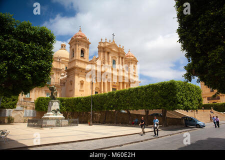 Noto, Italien - 1. Juni 2010: Basilika und Dom St. Nikolaus von Myra (San Nicolo) im sizilianischen Barock Stil. In der kleinen Stadt Noto, Syrakus Stockfoto