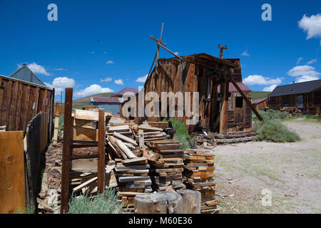 Bodie, CA, USA - 15. Juli 2011: Alte Gebäude in Bodie, ein original Ghost Town von den späten 1800er Jahren. Bodie ist eine Geisterstadt Bodie in den Hügeln östlich von t Stockfoto