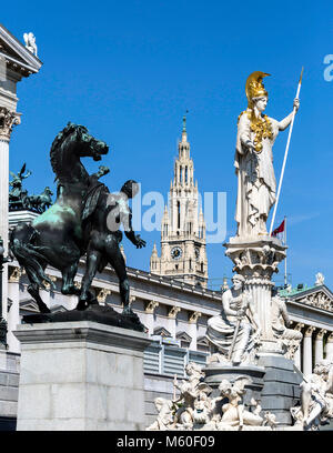 Das Pferd Tamer, Pallas Athene Skulpturen und Rathaus turm, österreichische Parlament Gebäude, Ringstraße, Wien, Österreich. Stockfoto