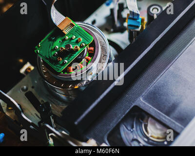 VHS-Kassetten in einem VCR Player, Rollen bewegt, während Lesen der Inhalte. Close-up Detail erschossen. Stockfoto