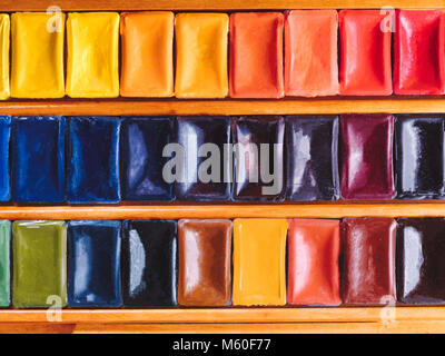 Satz von Aquarellfarben im Holzkasten. Stockfoto