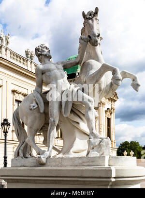 Statue eines Mannes auf einem Pferd, Oberes Belvedere, Wien, Wien, Österreich. Stockfoto