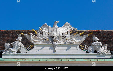 Reichsadler Emblem auf dem Dach der Hofburg, in der Burg, Wien, Wien, Österreich. Stockfoto