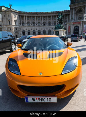 Orange Lotus Evora außerhalb der Hofburg, Wien, Wien, Österreich geparkt. Stockfoto