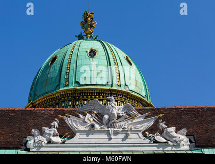 Reichsadler Emblem auf dem Dach der Hofburg, in der Burg, Wien, Wien, Österreich. Stockfoto