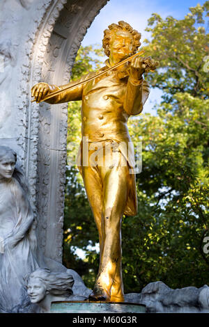 Die goldene Statue von Johann Strauss II (Der Walzerkönig) im Stadtpark, Wien, Wien, Österreich. Stockfoto