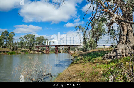 Ansicht der Bourke Brücke über den Darling River im Norden Bourke, North West New South Wales, Australien. Den alten Lift-up-Brücke wurde 1883 gebaut und Stockfoto