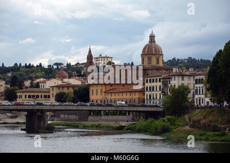 Ponte Amerigo Vespucci Brücke über den Fluss Arno in Florenz - Italien. Stockfoto