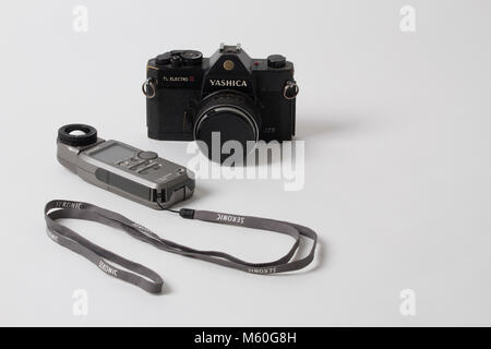 35 mm Film Kamera und Licht Meter auf weißem Hintergrund Stockfoto