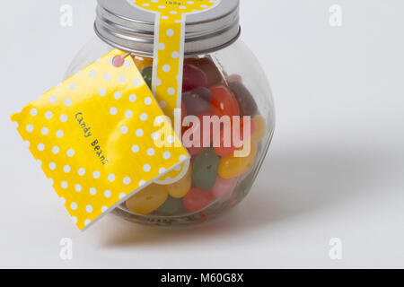 Jellybeans in Glas Glas auf weißem Hintergrund Stockfoto