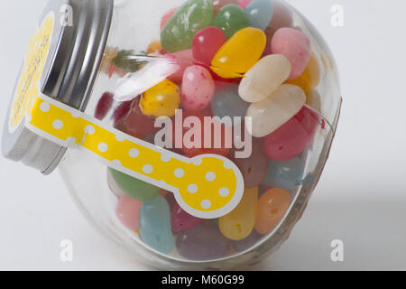 Jellybeans in Glas Glas auf weißem Hintergrund Stockfoto