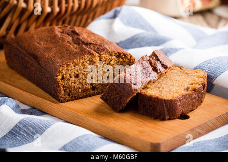 Hausgemachte frisch gebackenem Kürbiskuchen auf rustikalen Holzbrett, geschnitten und bereit zu essen Stockfoto