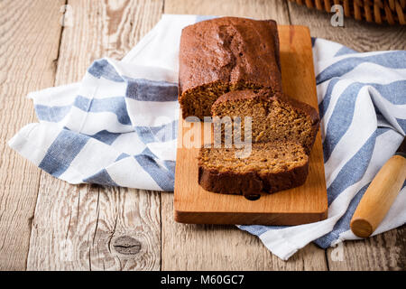 Hausgemachte frisch gebackenem Kürbiskuchen auf rustikalen Holzbrett, geschnitten und bereit zu essen Stockfoto