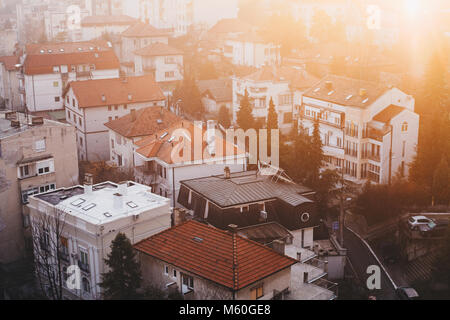 Luftaufnahme von hohen Gebäude der Belgrader Stadtbild, captiol Stadt Serbiens im Morgen, mit weichen, orange sunrise Licht. Stockfoto