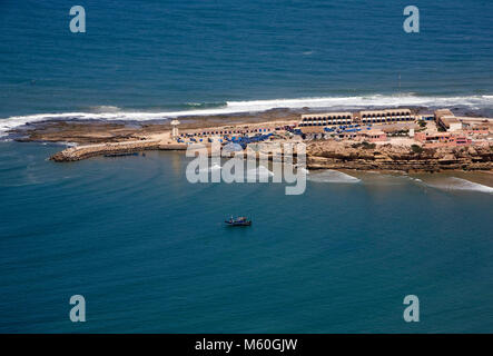 Blau Holz Fischerboote die am Ufer liegen in der Stadt Plage d'Imsouane in der Nähe von Essaouira, Marokko. Stockfoto