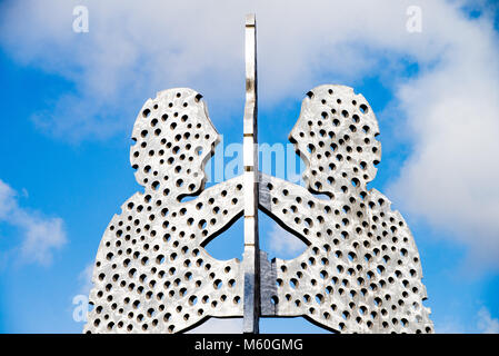 BERLIN - Oktober 22, 2017: molecul Mann Skulptur in Berlin, Deutschland. Skulpturen, entworfen von amerikanischen Künstlers Jonathan Borofsky. Stockfoto